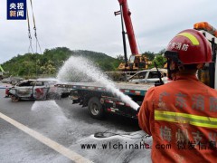 梅大高速男子下跪拦车获救者也向他下跪 生死瞬间的善意传递