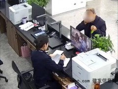 儿子在国外打拼因病去世,73岁老人来办销户,在派出所“泪崩” 了!