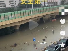 广西突降暴雨 市民抡锤砸墙放水 多地内涝严重