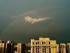 北京彩虹与雷电同框 奇景映照天气多变美