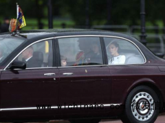英国举行皇家阅兵式 凯特王妃癌症后首亮相