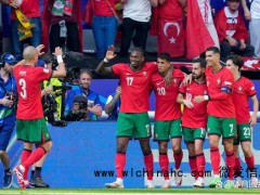 慢镜还原土耳其后卫惊天乌龙球攻破自家球门 小组头名悬念再起