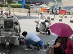 27岁小伙脱衣跪地给摔伤老人止血施救