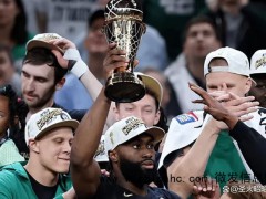 布朗表达不满情绪,东决 总决赛双MVP为何如此没牌面? 绿军新王加冕夜