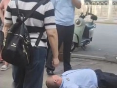 城管与商贩起冲突时倒地?街道回应 双方已和解