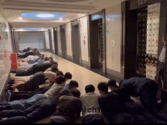 20多人趴地上迎接领导?公司回应 同行恶搞所致