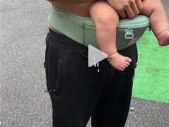 媒体评男子大冬天抱赤裸婴儿上街 父亲行为引争议