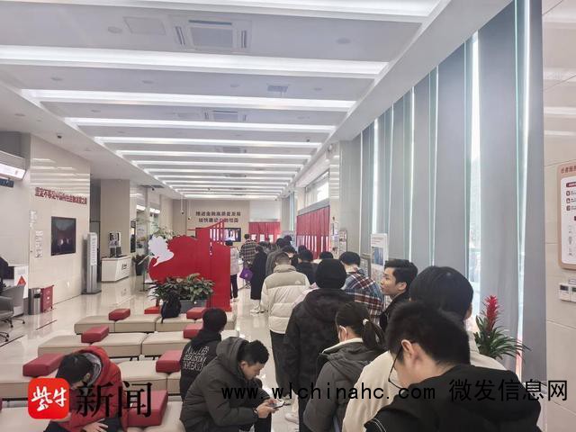 排队1小时兑蛇钞蛇币到手就转卖 溢价高达150%