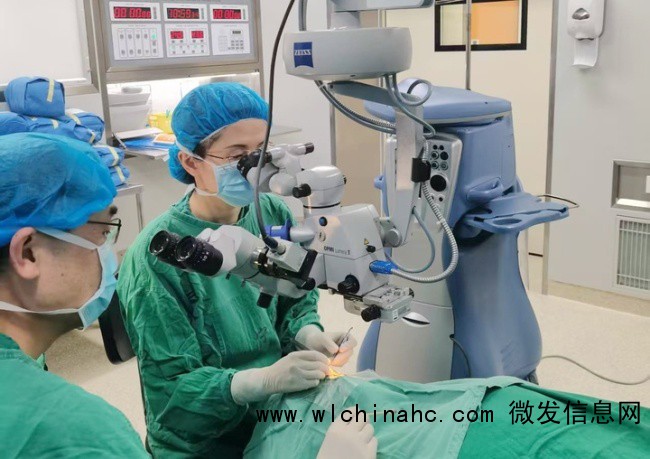 男子连续3年睡前刷手机突发失明