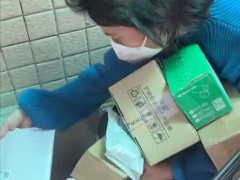女子偷拿快递谎称是帮朋友拿 快递员当场识破[推荐]