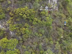 小伙用无人机吊祭品上山祭祖 科技助力传统习俗[推荐]