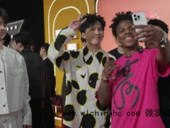 甲亢哥和大张伟齐唱阳光彩虹小白马 中国行难忘瞬间[推荐]