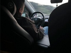 顺风车司机高速上开“智驾”睡觉 危险驾驶引争议[推荐]