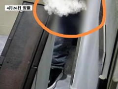 男子裸露下体偷进房间藏在女生床下 家人被抓伤门锁被撞坏[推荐]