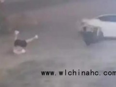 205斤小伙被大风吹倒 头部着地滚翻 另外180多斤重的小伙也被吹倒在地!