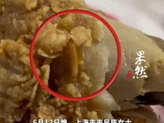 华莱士鸡腿被曝爬出活蛆虫 门店回应 咬一口惊现活虫[推荐]