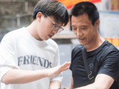 “棒棒”父亲收到了儿子的礼物 这是一份温馨的画面!