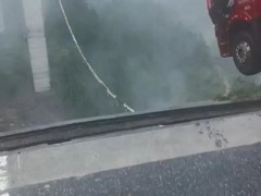 村民拍下贵州垮塌大桥事发瞬间  一辆货车车头已悬于桥面之外！