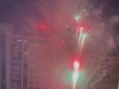 孩子考得好 家长在教育局外放烟花 违规庆祝引关注[推荐]