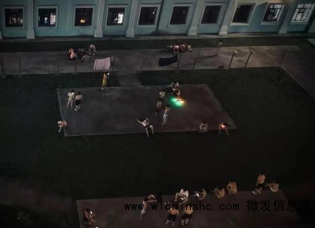 哈尔滨高校回应学生在走廊打地铺 高温致宿舍难耐