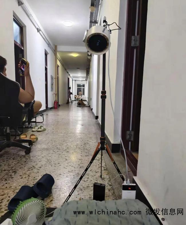 哈尔滨高校回应学生在走廊打地铺 高温致宿舍难耐