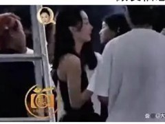 曝周冬雨刘昊然已分手 周冬雨当天穿着一身黑色服饰,留着卷发,显得非常有女人味!