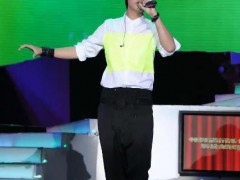 汪苏泷风波后首唱《年轮》 现场近万名歌迷自发亮起手机灯光!