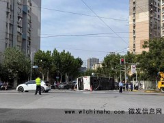 上海一辆公交车发生侧翻 3名乘客受伤送医[推荐]