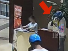 骑手取餐时故意摸服务员的脸 不当行为引发关注[推荐]