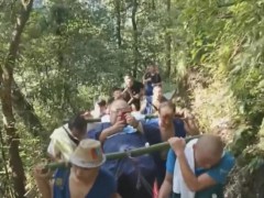 263斤男子花2万请轿夫抬上峨眉山 9人接力10小时完成壮举[推荐]