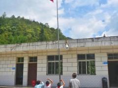 全校3个孩子1名老师升旗高唱国歌 网友评价其歌声“犹如千军万马，充满力量”！