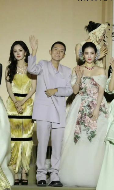 刘亦菲杨幂站VOGUE盛典合照双C位暗战