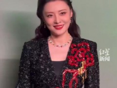 太美了!57岁周涛红毯状态惊艳,网友称其“摇曳生姿”如“美神降临”!(图)