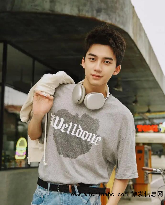 刘芮麟和老婆被曝路边接吻