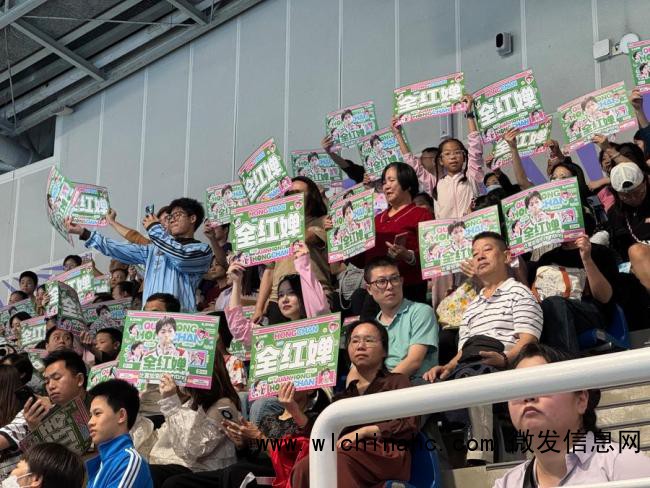 观众为全红婵下起“娃娃雨” 粉丝热情燃爆全场