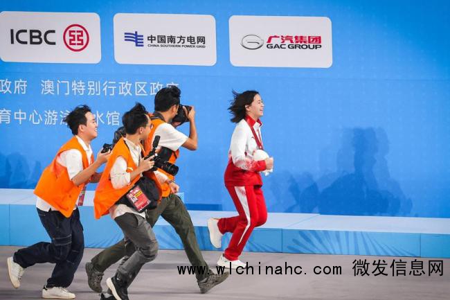 观众为全红婵下起“娃娃雨” 粉丝热情燃爆全场