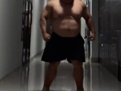 佩服！340斤男生展示8块腹肌走红，真正的自律不是咬牙硬撑，而是让目标成为爱好！