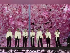 何超欣去看时代少年团演唱会，坐在VIP区使用手机支架拍摄！（图）