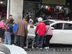 一女子被压车底 路人合力抬车救出[推荐]