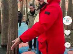 演员印小天在景区救下落水女子 评论区很多网民给印小天点赞！