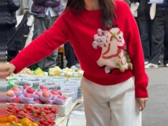 高圆圆现身成都菜市场,一头棕色的披肩发,很温柔也很有女神范!