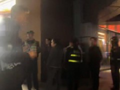 男子抢劫金手镯被外卖小哥死死按住 市民目击惊险一幕[推荐]