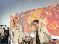 71岁成龙跟着帕梅拉跳瘦身操，网友调侃道："这哪是71岁，我27岁都跟不上节奏！"