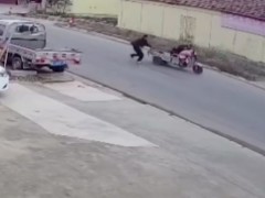 好险！男子狂奔5秒拽停失控三轮车救人[推荐]