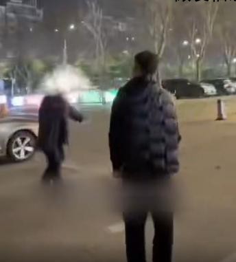 白发男子欲抵押金饰 为妻凑86元药费