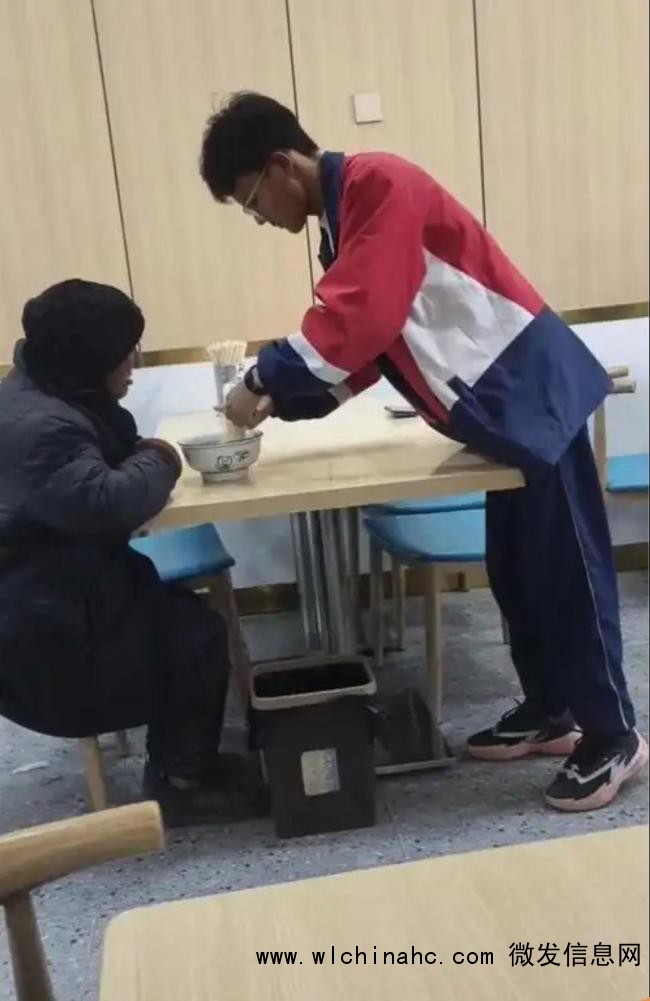 高中生为老人夹断面条 小小善举温暖全网