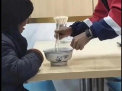 高中生为老人夹断面条 小小善举温暖全网[推荐]