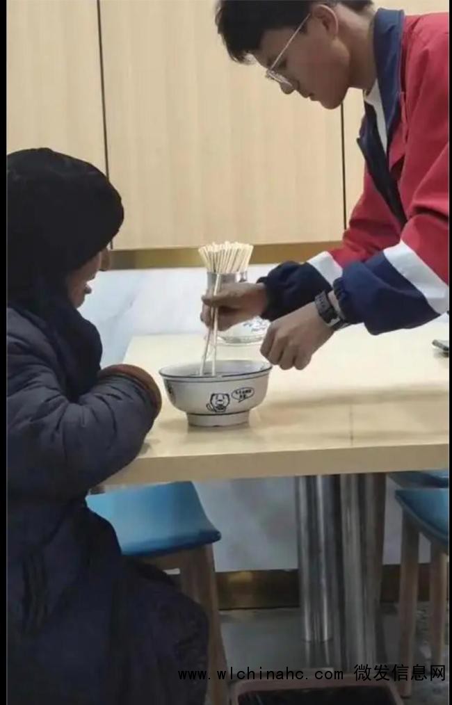 高中生为老人夹断面条