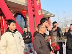 爸爸再婚被16岁双胞胎儿子送上婚车，刘先生用坚实的臂膀为孩子们遮风挡雨！