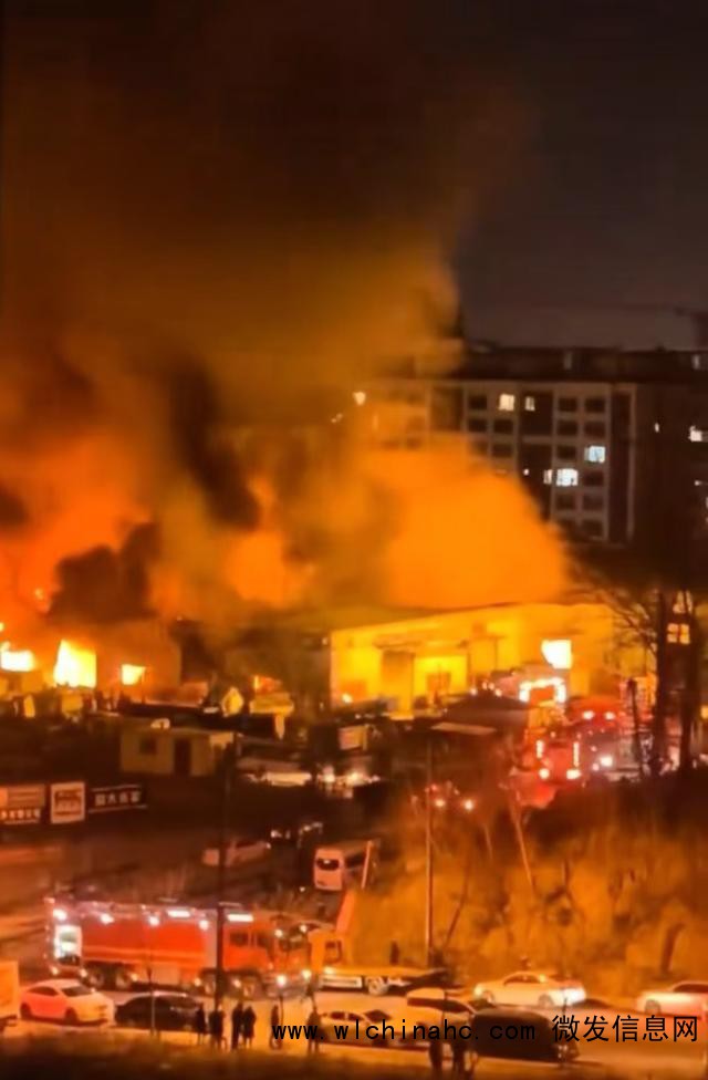 陕西榆林一粮油仓库突发大火无伤亡